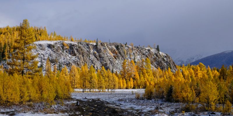 У скал фото превью