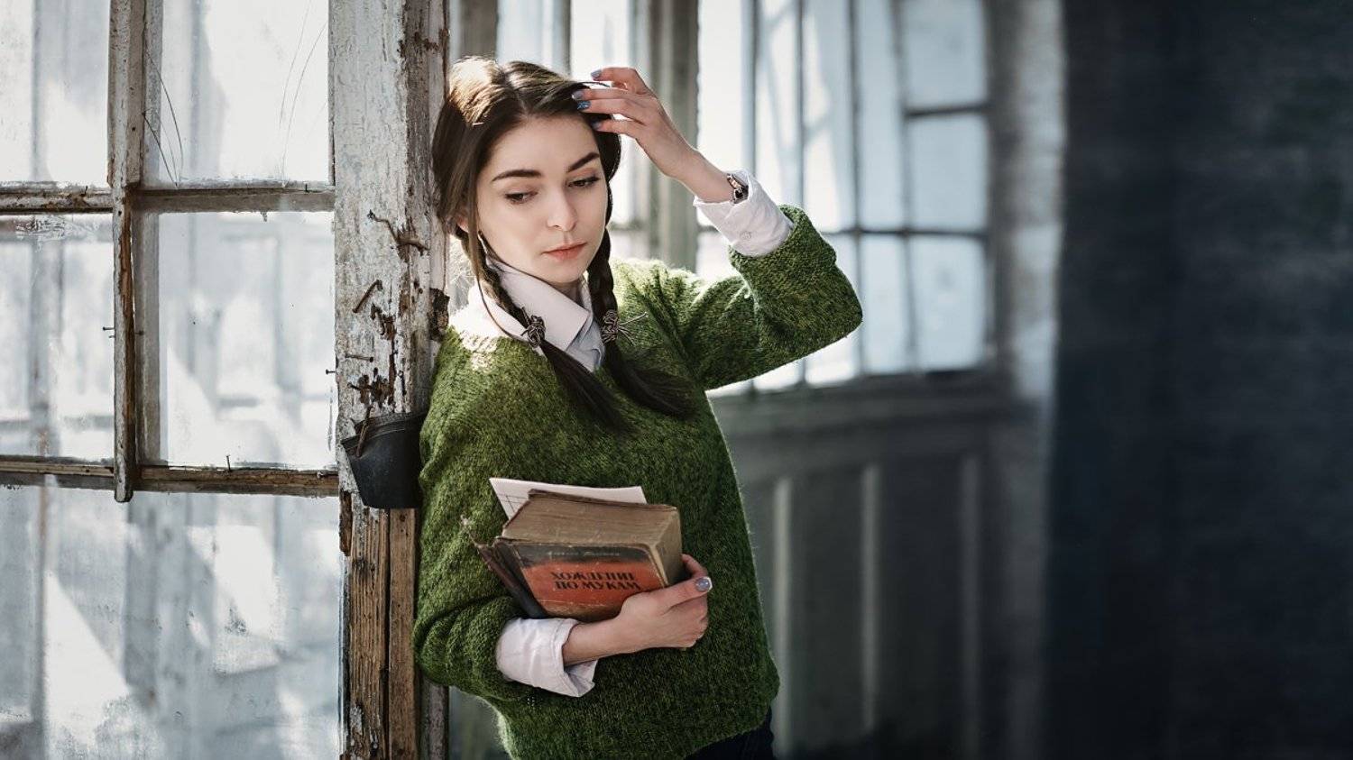 девушка, книга, портрет, жанр, свет и тень, зеленый, красный, Марина Кондратова