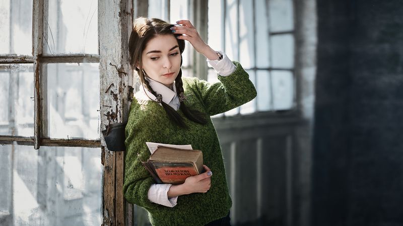 девушка, книга, портрет, жанр, свет и тень, зеленый, красный Рина фото превью