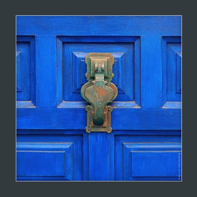 город, минимализм, музыка стучалка. дверь. Кадакес 2018 фото превью