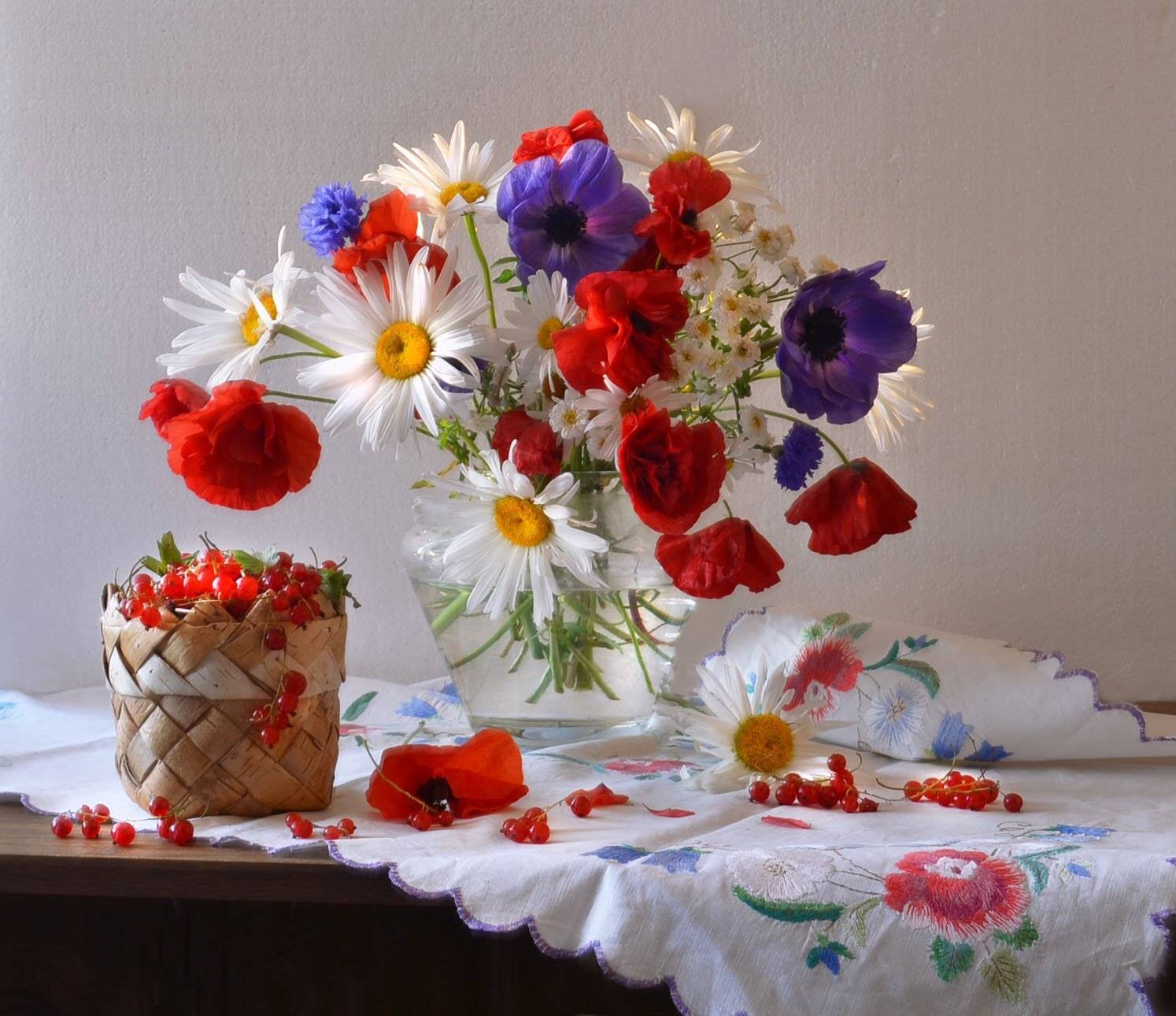 still life, натюрморт, цветы, фото, туесок, скатерть, с красной смородиной, рукоделие, ромашки, натюрморт, маки, лето, красная смородина, вышивка, август, Колова Валентина