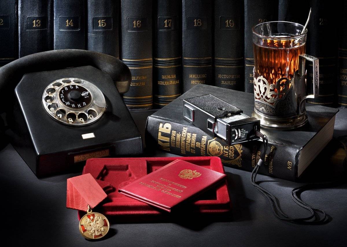 контрразведка, кгб, госнаграда, медаль ордена за заслуги перед отечеством, микропленка, киев-30, телефон с дисковым номеронабирателем, подстаканник, чай, кабинет, ночь, размышления, воспоминания, былое, Tom Fincher