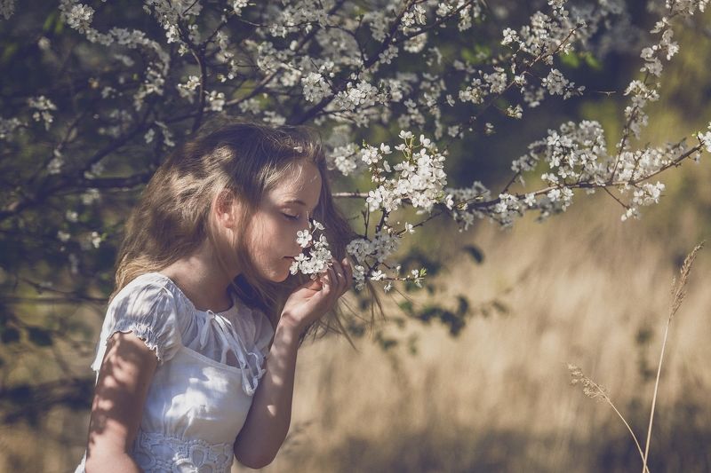 girl, portrailt, children, flowers, spring, sun The smell of spring фото превью