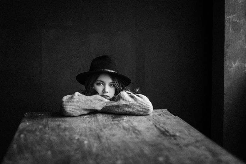 One in a dark room фото превью