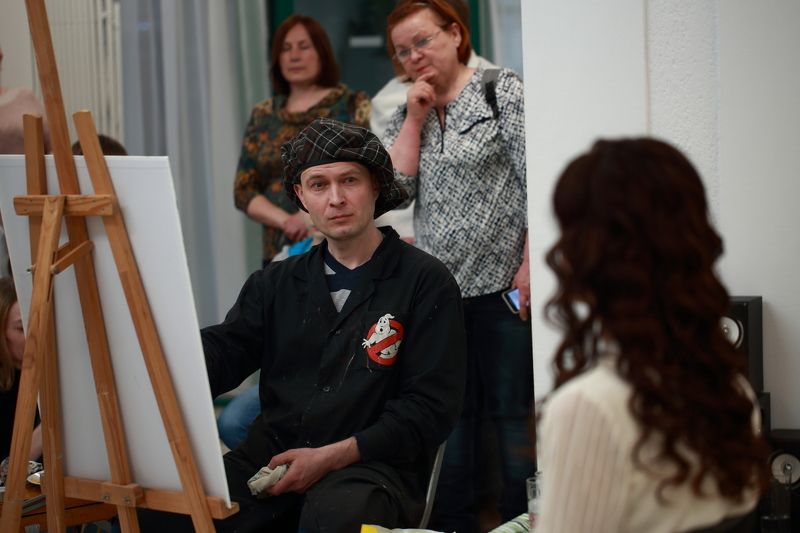 Художник за работой фото превью