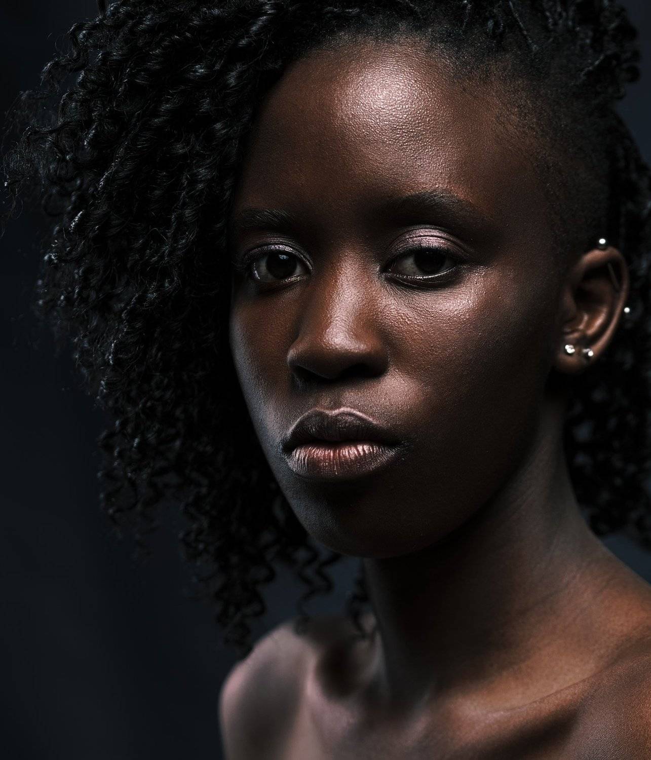 Портрет, Студия, Взгляд, Глаза, Темнота, Чернота, Кожа, Губы, Спокойствие, Кудри, Девушка, Михаил Землянский