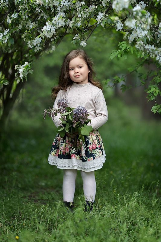 зеркальный фотоаппарат canon mark iii, малышка, любовь, нежность, счастье, весна, прогулка, цветы, сирень, лес, девочка, улыбка, радость, детский смех, восторг Весна фото превью