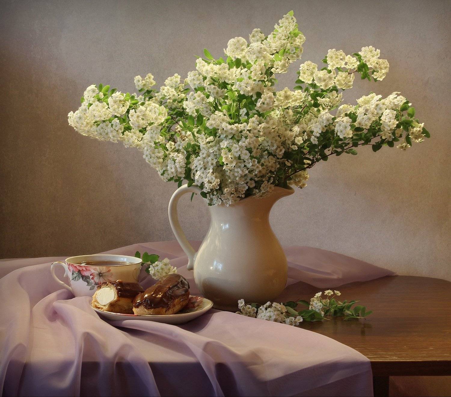 натюрморт, весна, цветы, спирея, эклеры, пирожные, ковалева светлана, Ковалева Светлана
