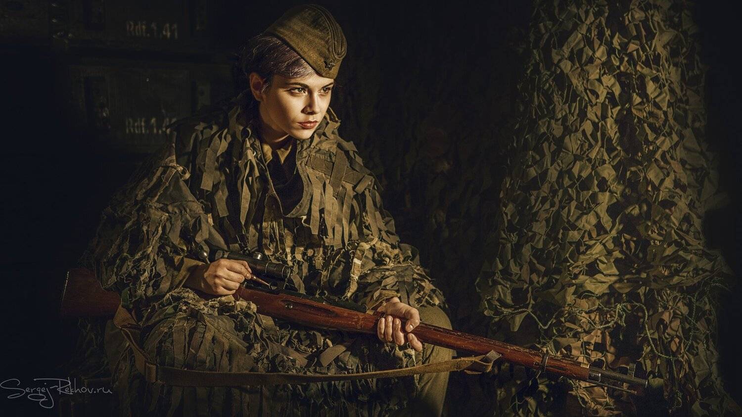 девушка, землянка, огонь, винтовка, война, Сергей Рехов