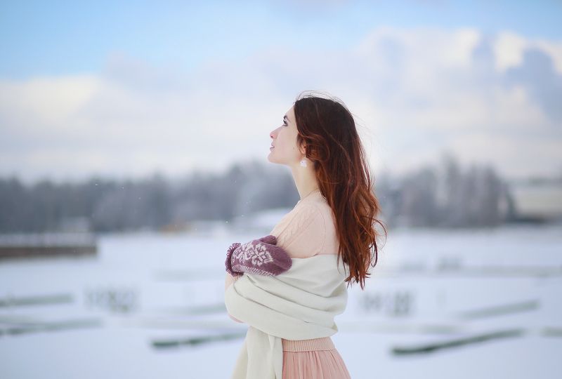 портрет, девушка, красивая, красота, модель, весна, настроение, свет, цвет, жанр, небо, волосы, рыжая, утро, пейзаж Март. Утро. фото превью