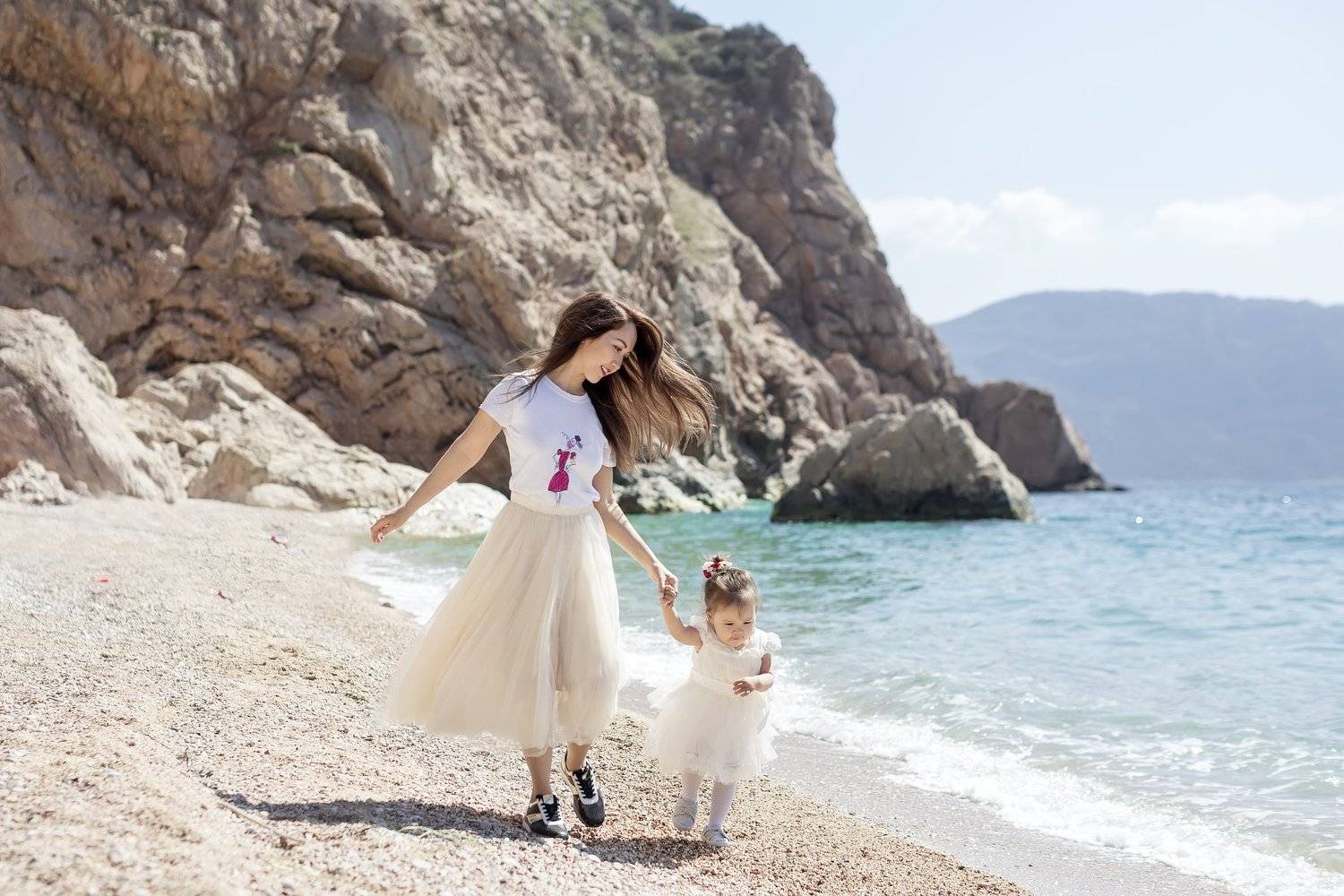 семья, дети, бег, мама, дочка, девочка, море, пляж, песок, скалы, лето, счастье, Марина Петра