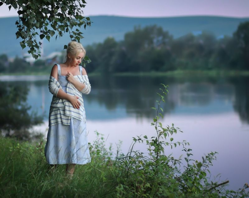 У реки фото превью