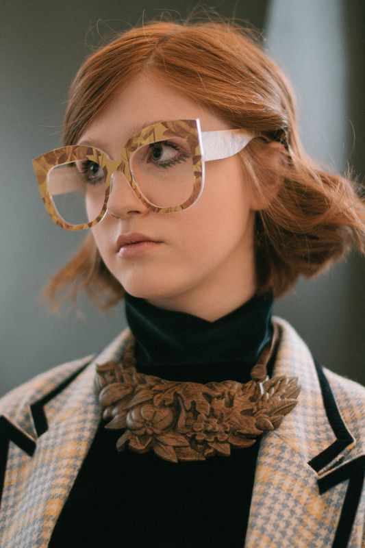 портрет человек свет fashion свет взгляд парень girl пиджак образ очки сумка Лена фото превью