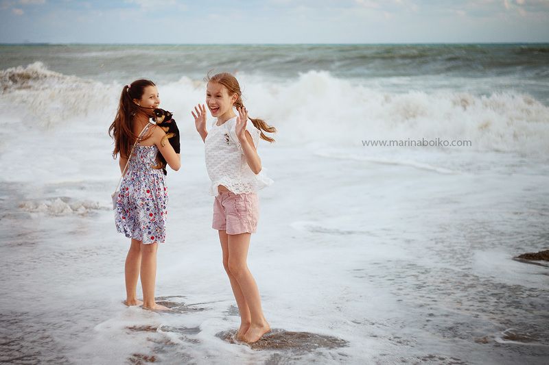 море, дети, шторм, фото, фотография, рассеянный свет, брызги, волны, собака, ребенок, радость, улыбка, photo, photography, lights, children, happy, canon, helios Первый шторм фото превью