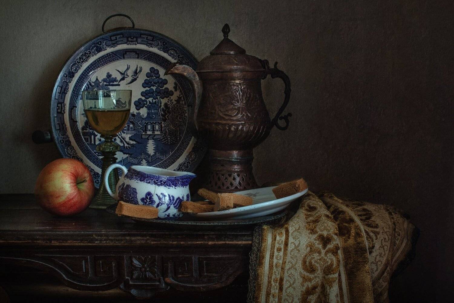 натюрморт, фарфор, стекло, бокал, чайник, яблоко, Анна Петина
