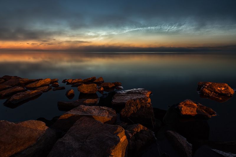 вечер,озеро,туман,штиль,камни, Серебристые облака фото превью