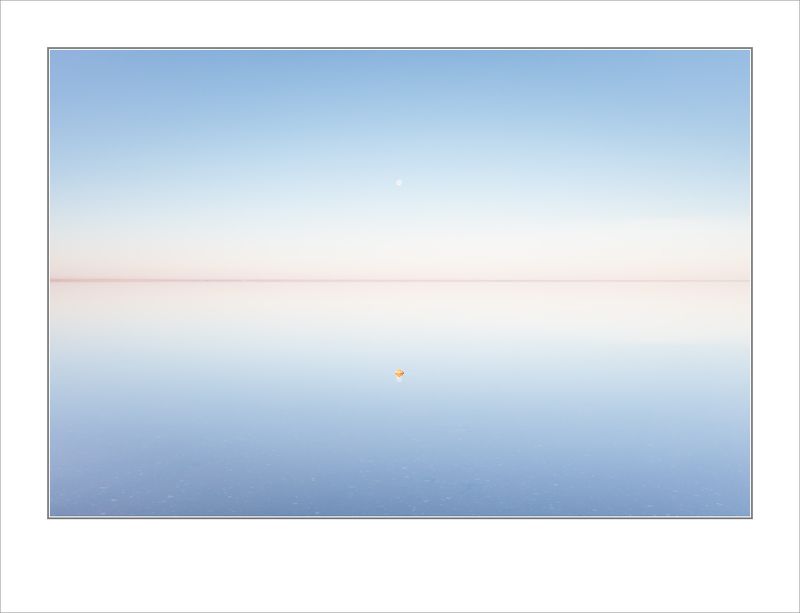 Восход луны над одиноким пиком фото превью