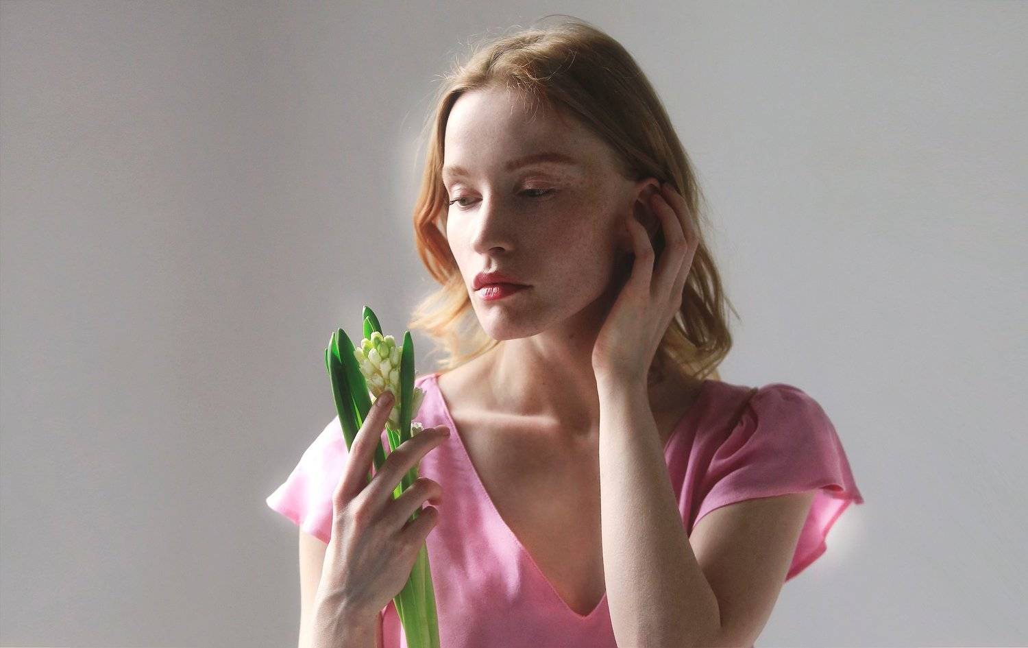 девушка, портрет, лицо, глаза, губы, руки, цветок, кисть, веснушки, платье, волосы, красота, красивая, мода, свет, цвет, модель, студия, Постонен Екатерина