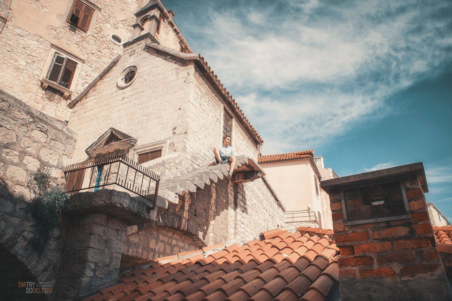 парень, старый город, стены, крыши, небо, высота, архитектура, портрет, одиночество, уединение, раздумья, Дмитрий Додельцев