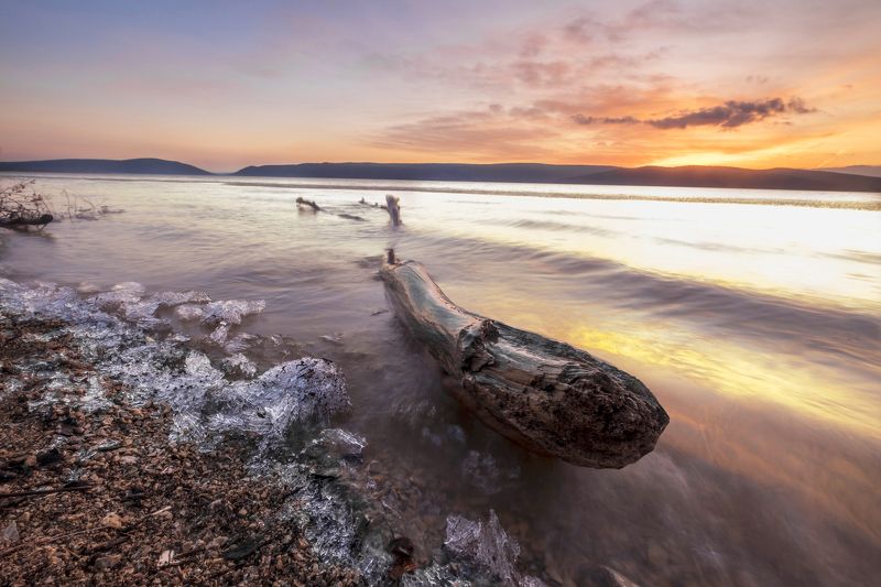 закат, выдержка, бревно, лед, прибой Весенний закат на Нугушском водохранилище фото превью