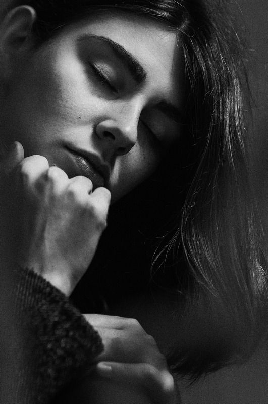 #monochrome #skin #sepia #toned #image #human #face #sleep #girl #model #fashion #young #light #women #cute #black #hair #white #beautiful #beauty #franpolonskiy #france #franpolonskiyphotographer #phfranpolonskiy #mood [ Ann Grigel ] фото превью