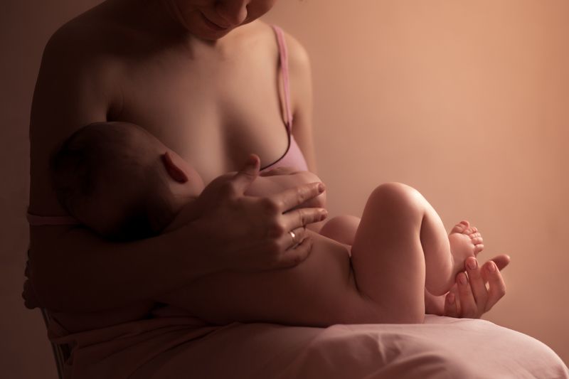 материнство мама новорожденный кормлениегрудью  единение Пяточки фото превью