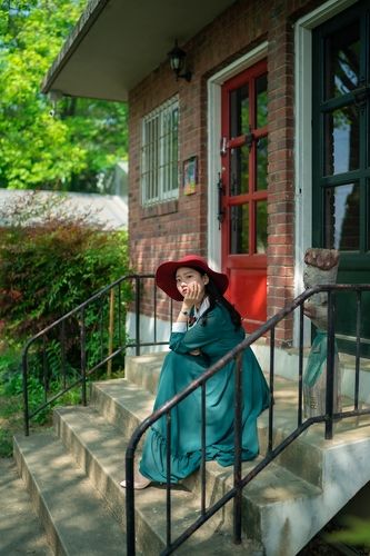 girl with red hat