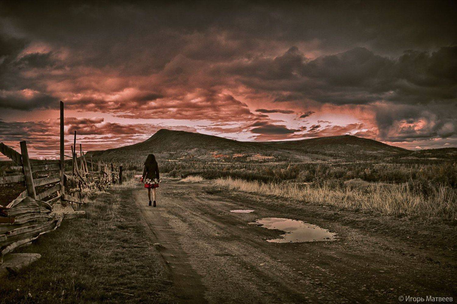 горы,хмурое,небо,забор,девушка,уходит,, Матвеев Игорь