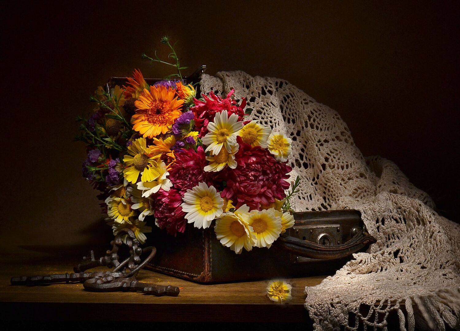 still life,натюрморт,васильки, воспоминания, встреча, гость, ключи, настроение, ноготки, осень, подарок, ретро, сентябрь, старый чемодан, фото натюрморт, цветы, Колова Валентина