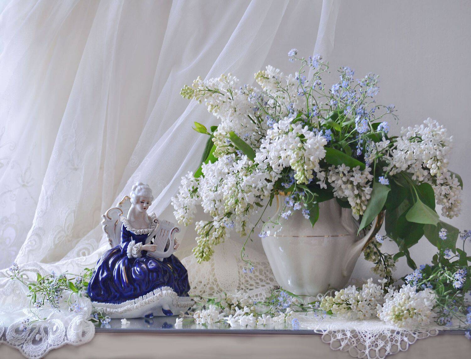 still life,натюрморт, весна, май, фото натюрморт, сирень, стихи, цветы, фарфор, статуэтка, Колова Валентина