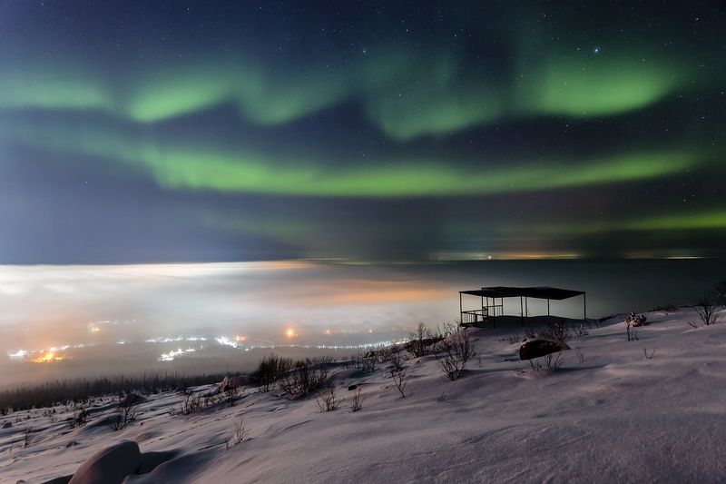 город,туман,гора,зима,полярное,сияние,северное, Спящий город фото превью