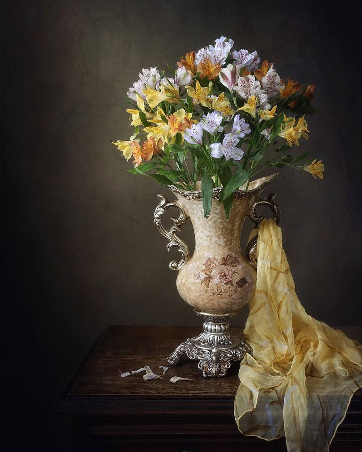 натюрморт, весна, букет, цветы, альстромерии, винтажная ваза, Ирина Приходько