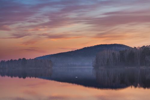 Прекрасный закат для одинокой бесстрашной пластиковой бутылки