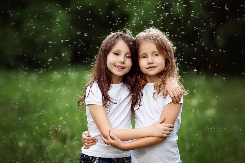 одуванчики, сестры,сестренки, детский фотограф, семейный фотограф, влада былич, фотограф влада былич, детская фотосессия  фото превью