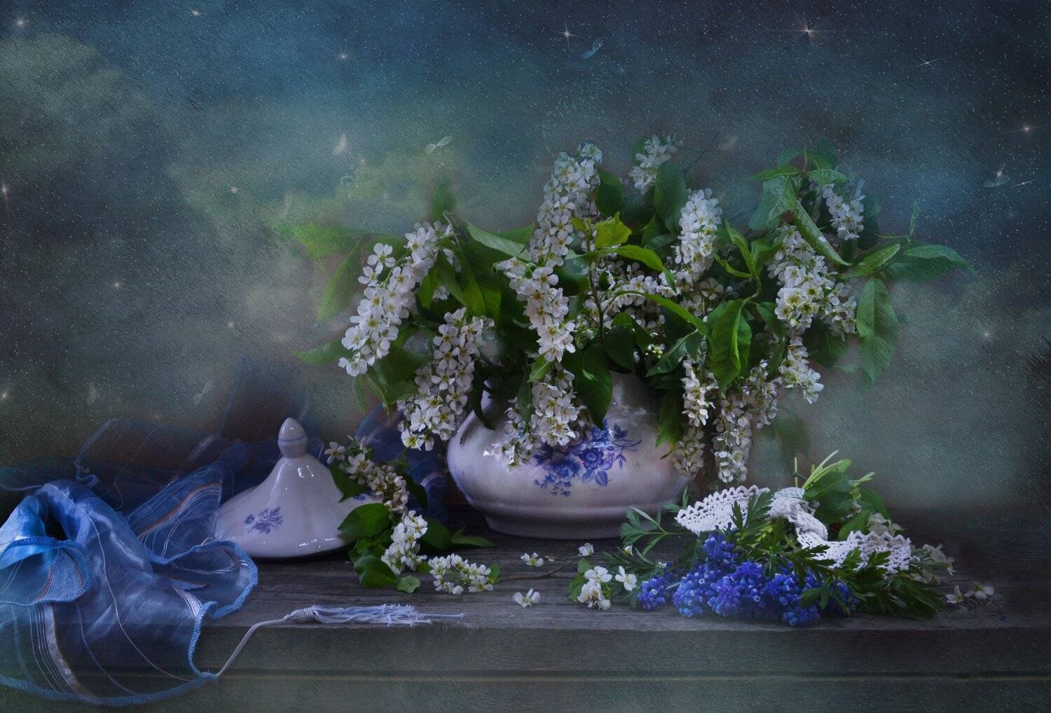 still life,натюрморт,  черёмуха, цветы, фото натюрморт,  настроение, мускари, май, весна,, Колова Валентина