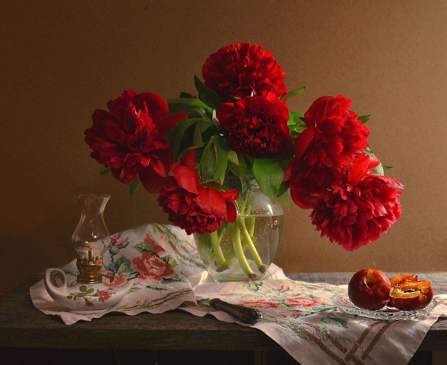 still life, натюрморт, букет, июнь, лето, пионы,вышивка,фото натюрморт, цветы, керосиновая лампа, Колова Валентина