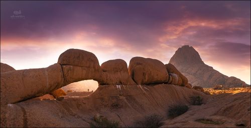 Каменная арка в парке Шпитцкопп (Намибия)