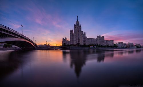 Утро на набережной с высоткой