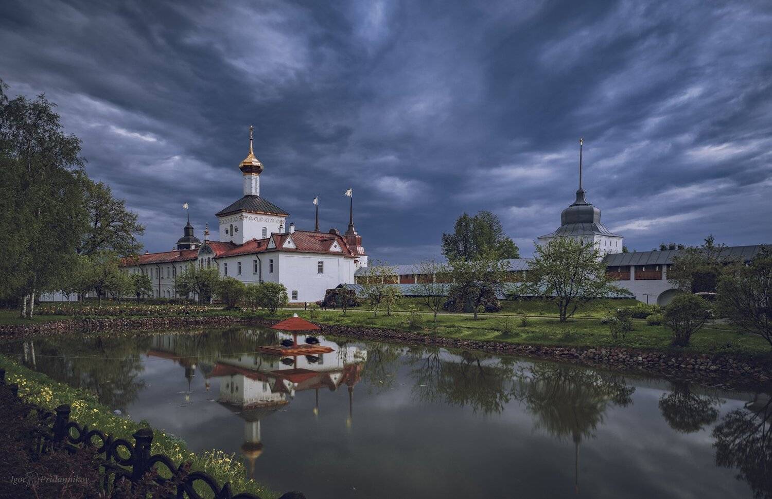 толга, монастырь, гроза, пруд, лебеди, Игорь Приданников