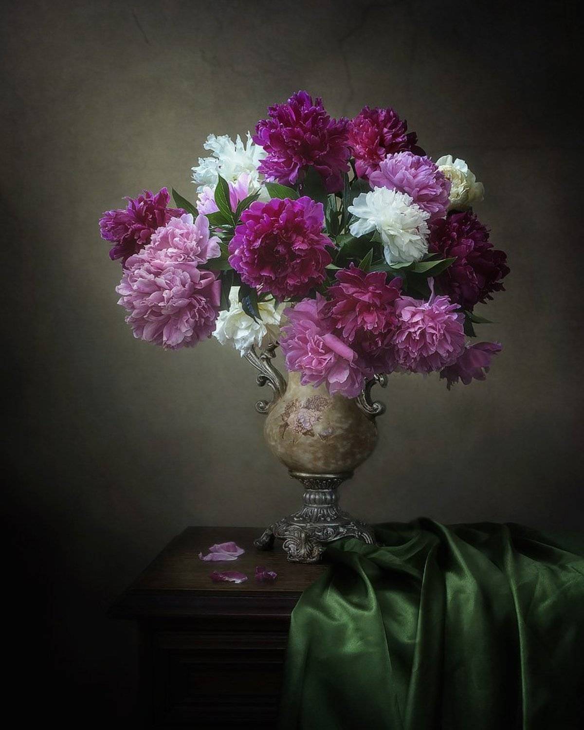 натюрморт, весна, цветение, садовые цветы, пионы, букет, винтажная ваза, Ирина Приходько