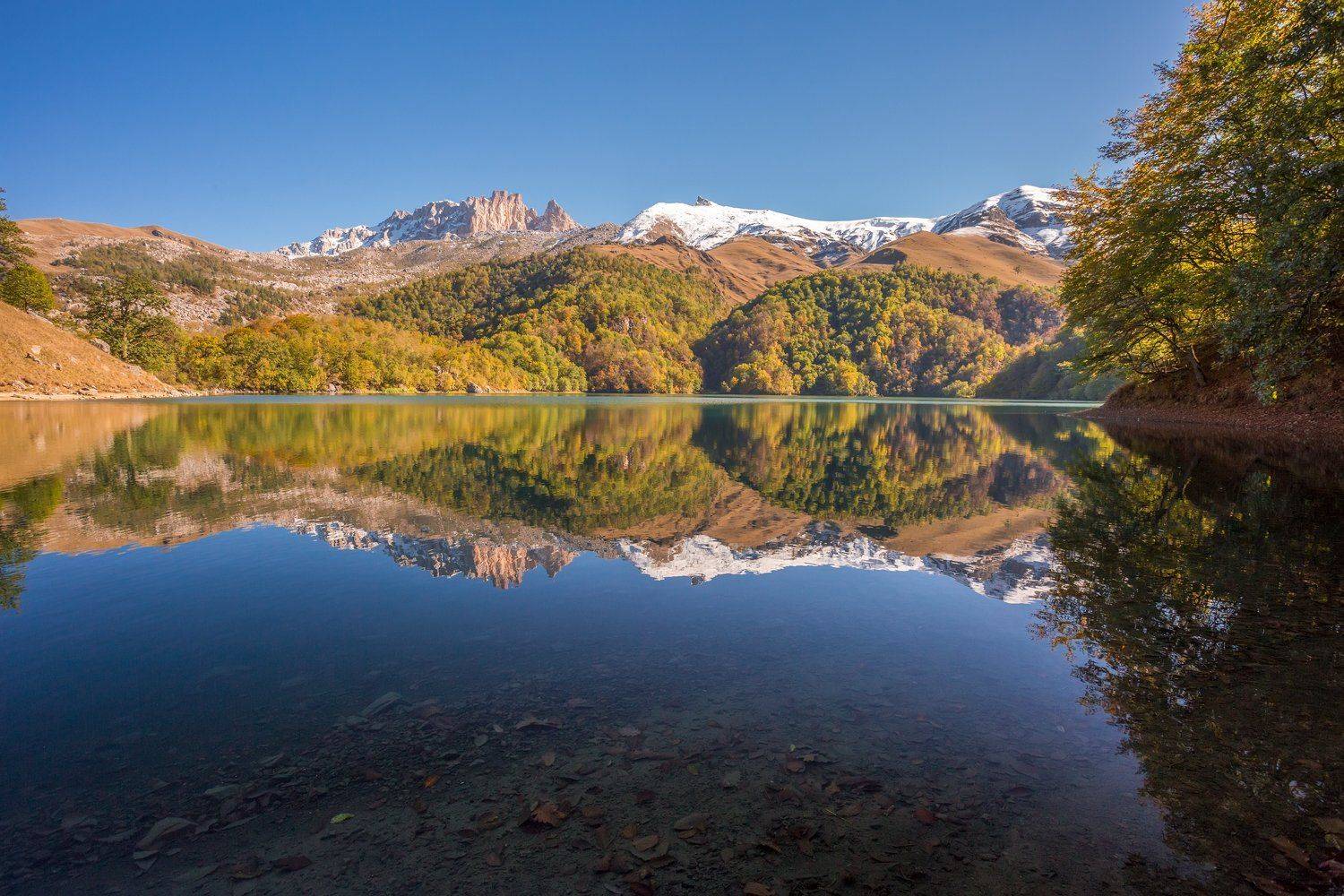 пейзаж, озеро, горы, лес, осень, отражение, вода, небо, азербайджан, Денис Свечников