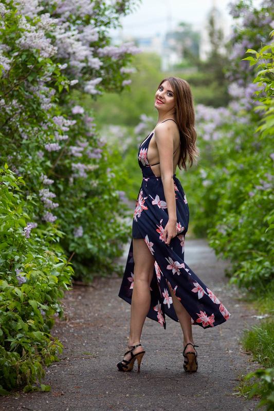 Портрет в цветущей сирени фото превью