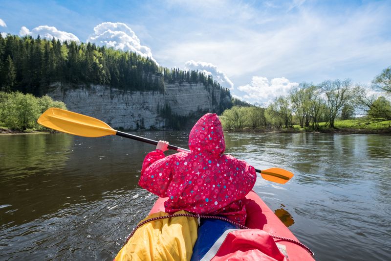 лето, сплав, река, вода, байдарка, гребец, весло, путешествие, скалы, берега Перед речным бастионом фото превью