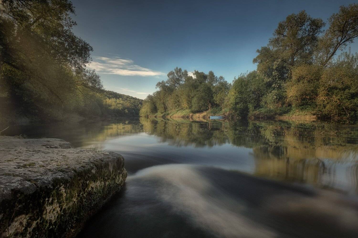 пейзаж, природа, река, перекат, осетр, зеркало, отражения, деревья, камень, Андрей Чиж