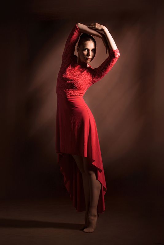 фотостудия, портрет, танец, постановочная фотография, художественная постановка, art, балет, пластика, движение, спорт, балерина, красное платье, low key, davydov, романтическая, живописная Портрет сквозь танец фото превью