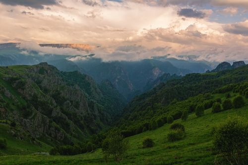 закат спускался над каньоном....