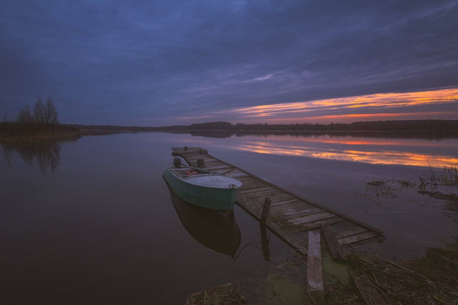 россия, подмосковье, весна, утро, рассвет, озеро, лодка, небо, облака, свет, вода, тучи, мост, Иван Мухин