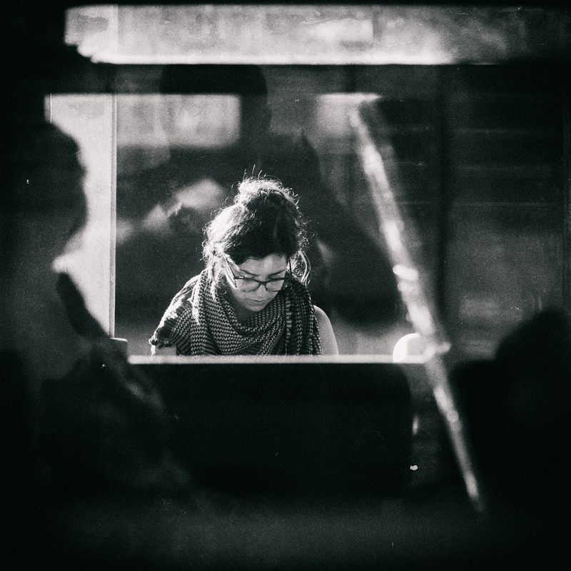 незнакомка на той стороне, жд вокзал канди, шри-ланка Незнакомка на той стороне. фото превью