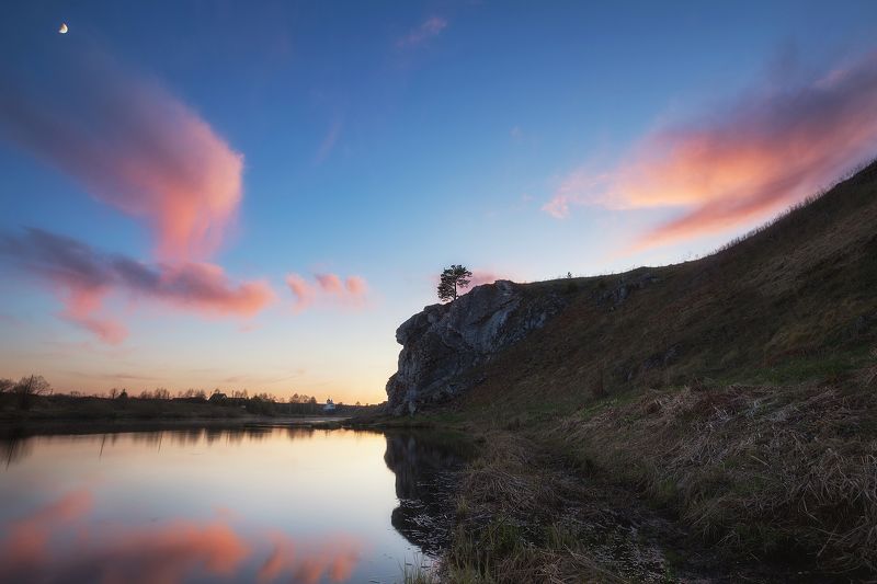 Слобода, Чусовая, утес, утёс, река, скала, дерево, облака, облако, Урал, Средний Урал Дерево на утёсе фото превью