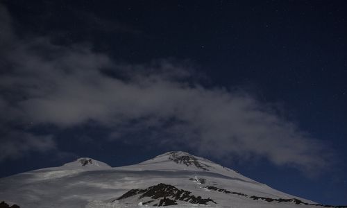 Эльбрус в свете Луны и фонариков восходящих